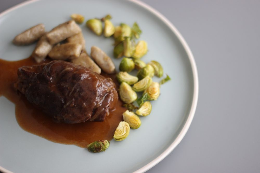 Rezeptbild: Rouladen mit Maronen-Gnocchi und Ofen-Rosenkohl