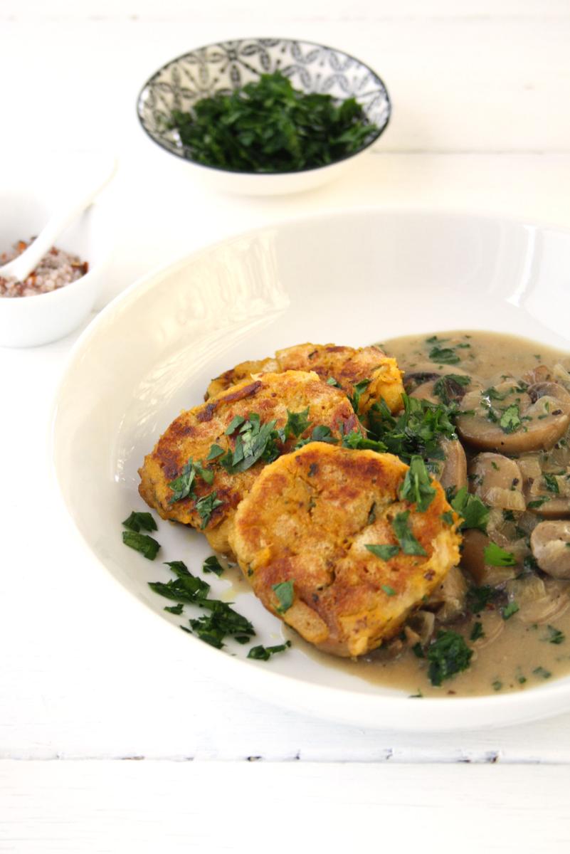 Rezeptbild: Kürbis-Semmelknödel mit cremiger Pilzsauce
