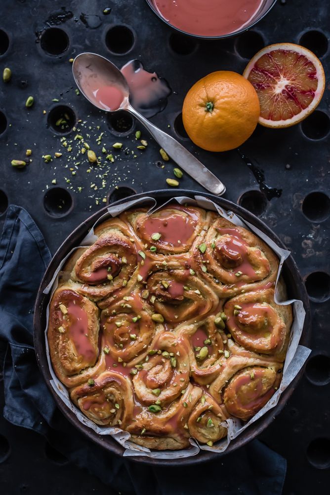 Rezeptbild: ruckizucki tonkaschnecken, gefüllt mit göttlicher pistazien frangipane und glasiert mit blutorangen grenadine curdguss
