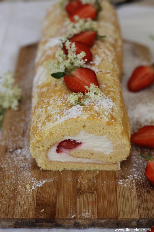 Rezeptbild: Biskuitrolle mit Holunderblütensirup und Erdbeeren