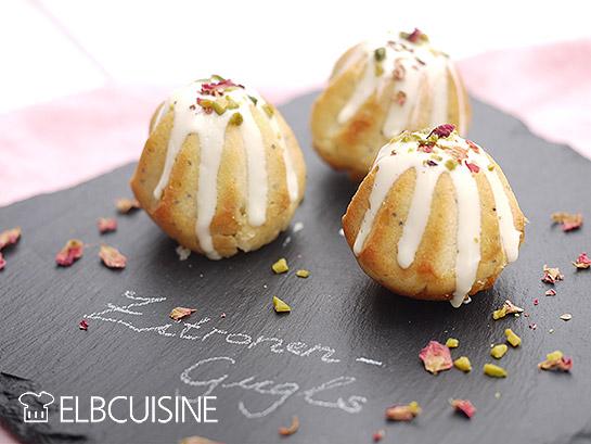 Rezeptbild: Zitronen-Mohn-Gugls mit weißer Schokolade, Pistazien und Rosenblüten