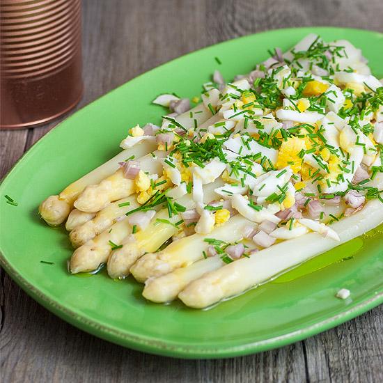 Rezeptbild:  Spargel mit Trüffelöl-Vinaigrette und gehacktem Ei