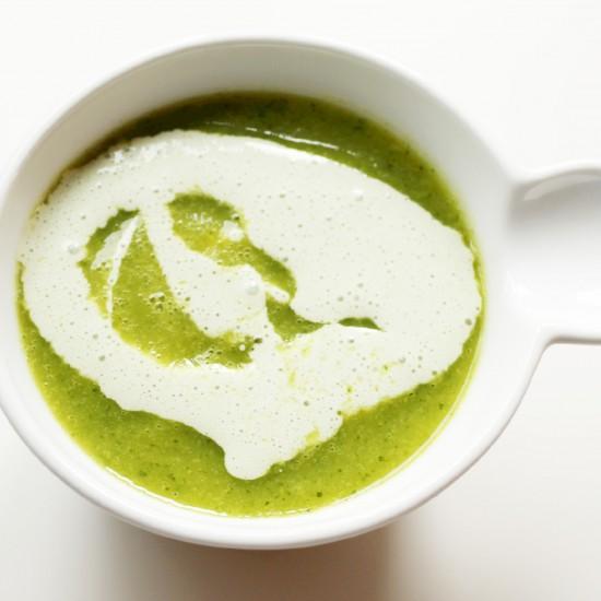 Rezeptbild: Zucchini-Curry-Matcha-Creme-Süppchen