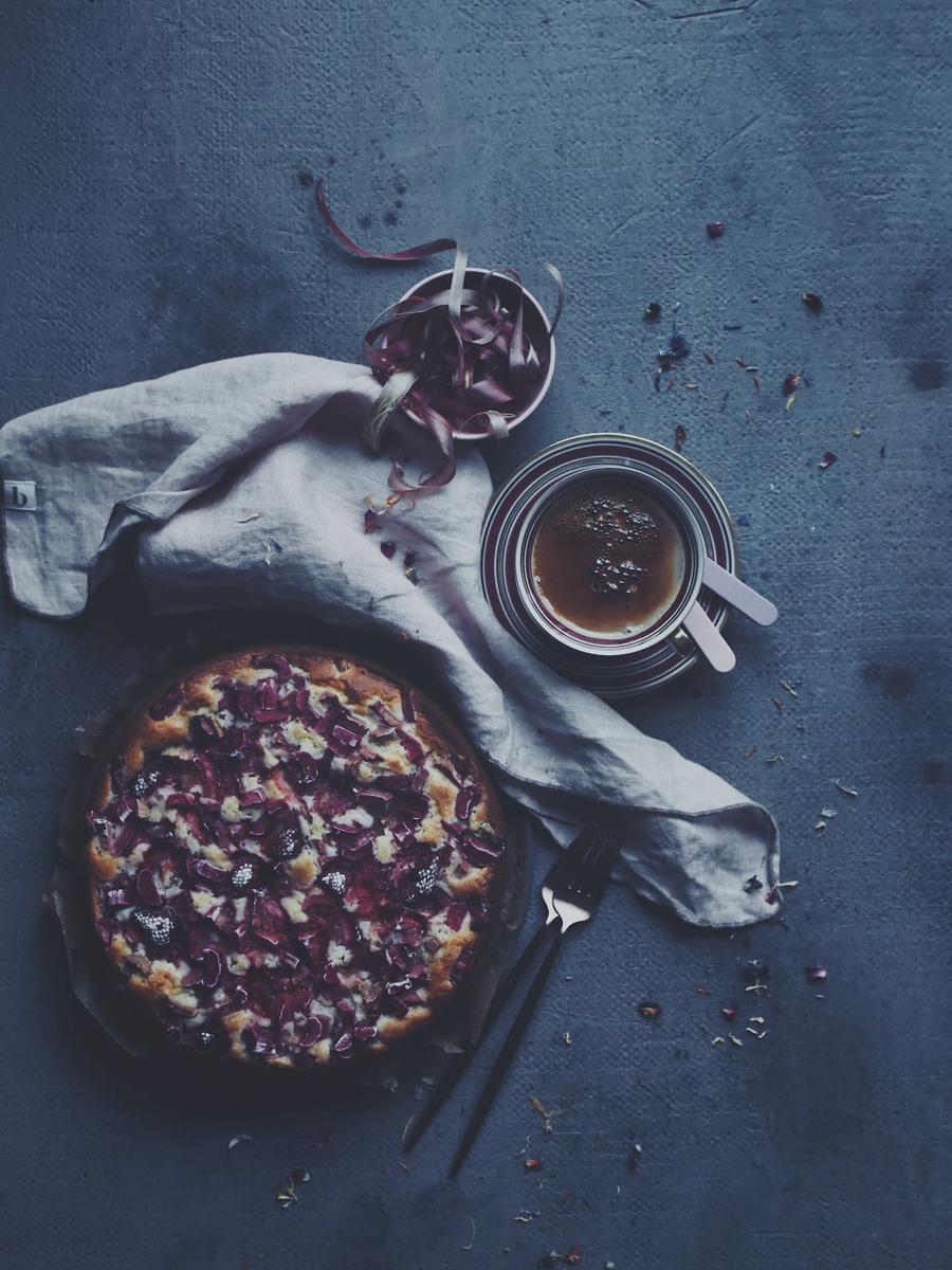 Rezeptbild: RÜHRKUCHEN MIT ERDBEEREN & RHABARBER