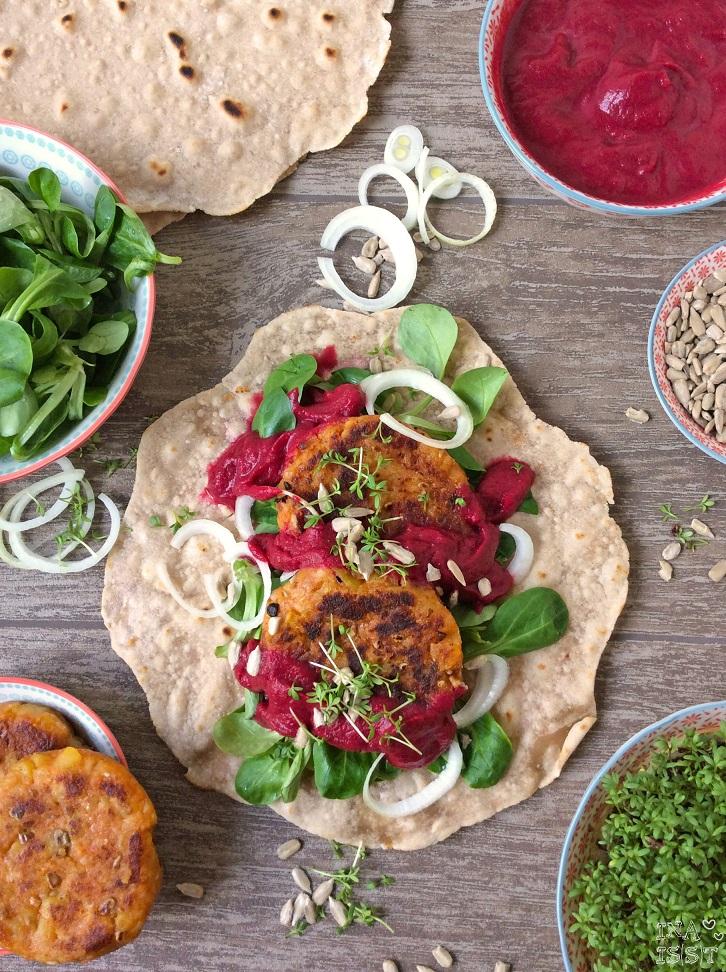 Rezeptbild: Vegane Buchweizenwraps mit Kartoffelbratlingen und Rote Bete-Thymian-Soße