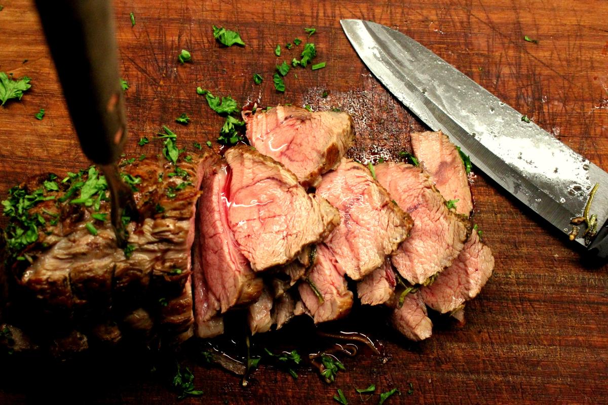 Rezeptbild: Kalbsbraten mit Broccoli-Kartoffelbrei und Tortilla Chips