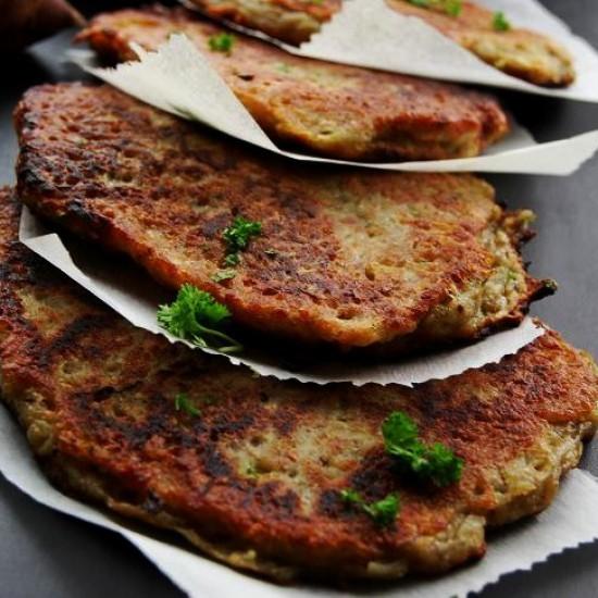 Rezeptbild: Topinambur-Reibekuchen mit Kräuter-Schmand