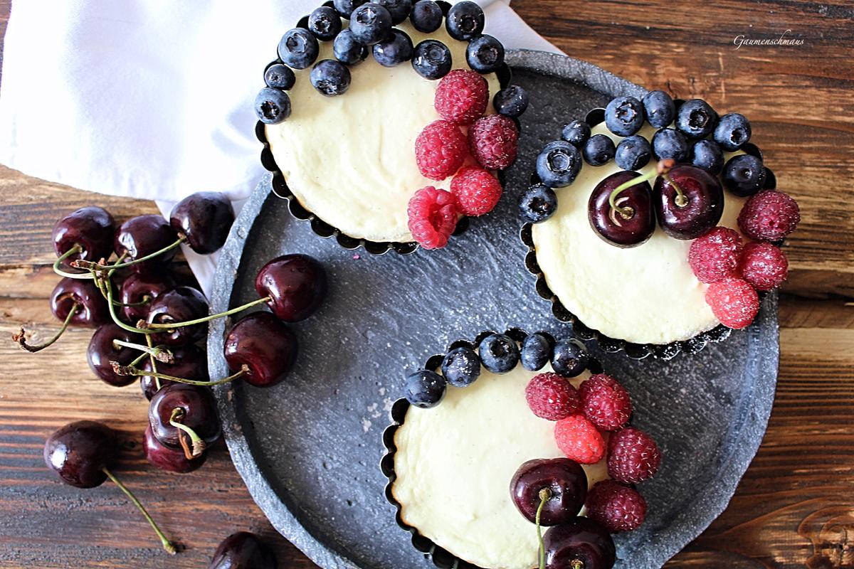 Rezeptbild: Topfen-Tartelettes mit Früchtekranz