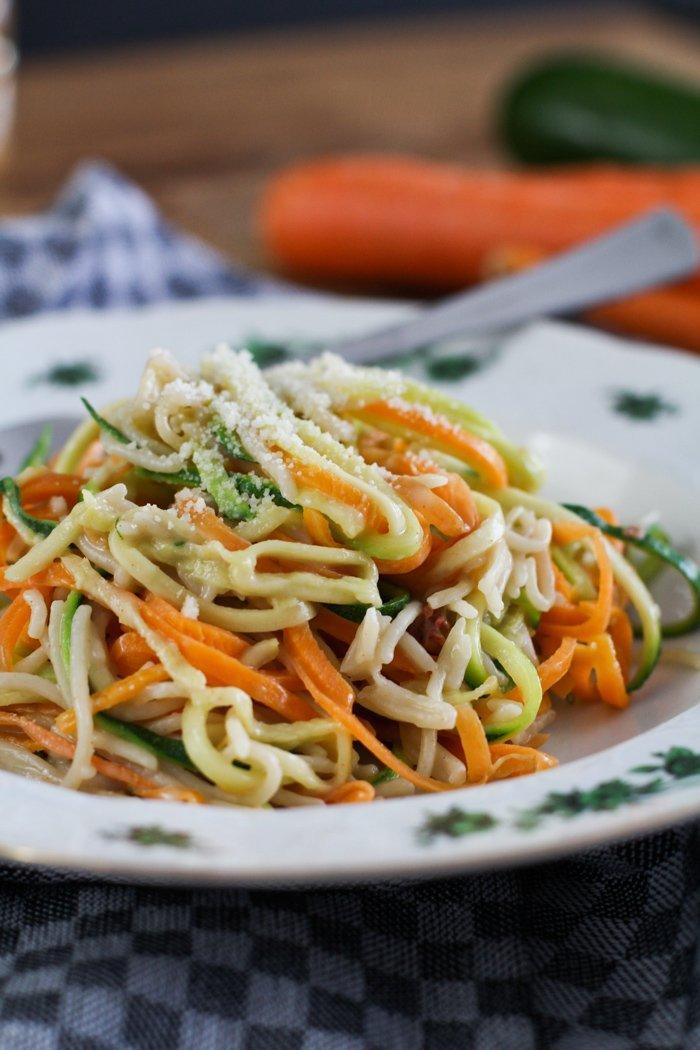 Rezeptbild: Gemüse Nudeln: Zucchini Möhren Nudeln kochen