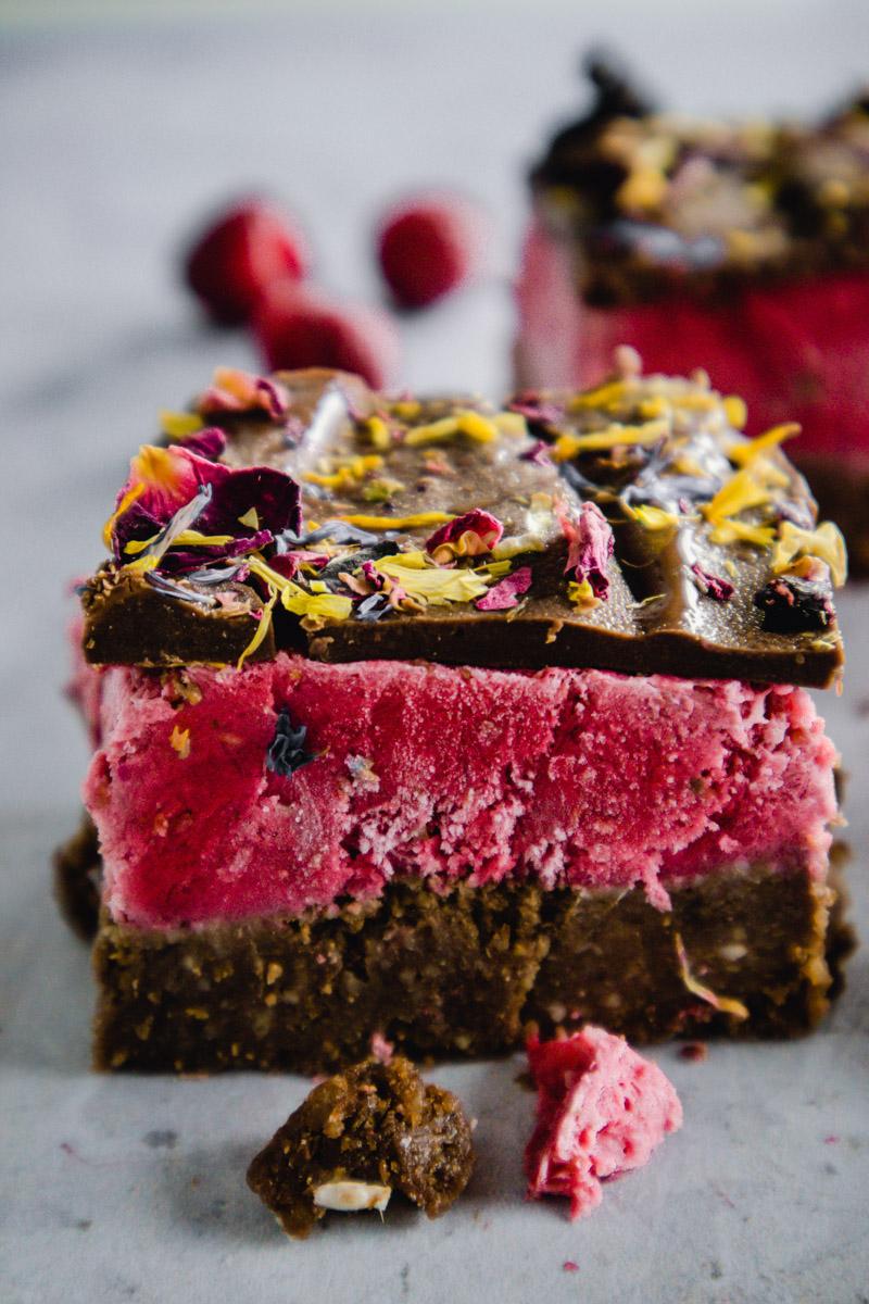 Rezeptbild: Roh-vegane Himbeerschnitten