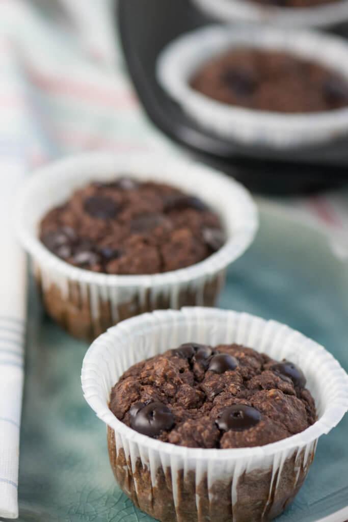 Rezeptbild: Schoko Banane Haferflocken Muffins - Frühstücksmuffins ohne Zucker