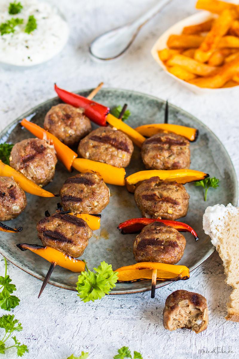 Rezeptbild: Köfte-Spieße vom Grill mit Zaziki und selbstgemachte Pommes frites