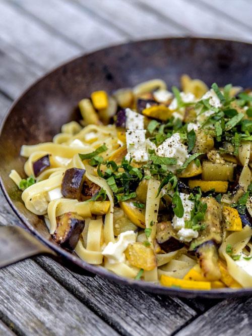 Rezeptbild: Auberginen Zucchini Pasta mit Schafskäse