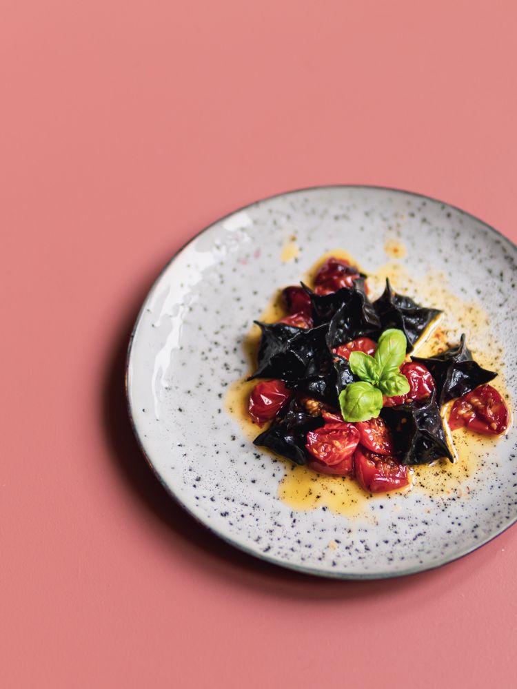 Rezeptbild: Fagottini mit Garnelenfüllung auf confierten Vanille-Kirschtomaten