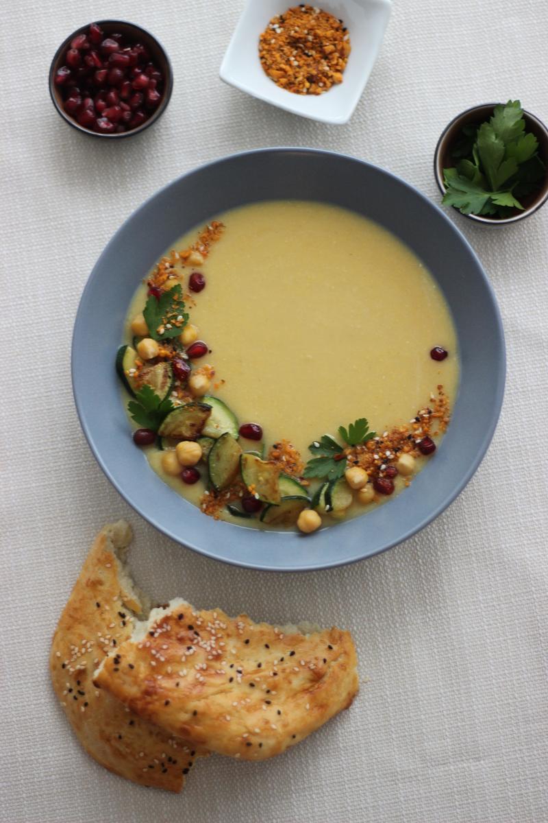 Rezeptbild: Kichererbsensuppe mit gebratenen Zucchini, Dukkah und Fladenbrot