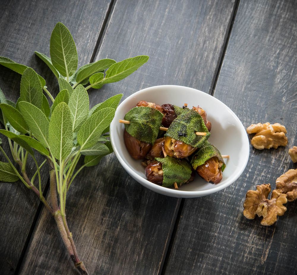 Rezeptbild: Datteln in Salbeimantel (vegan)