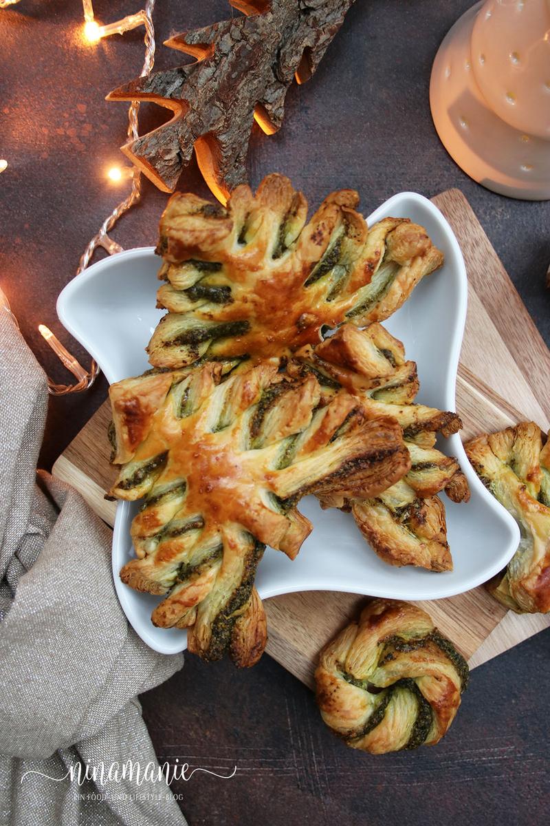 Rezeptbild: Blätterteigtannenbäume mit Spinat-Pesto