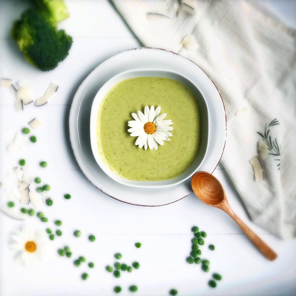 Rezeptbild: Asiatisch angehauchte Erbsen Brokkoli Suppe mit Minze und Kokosmilch
