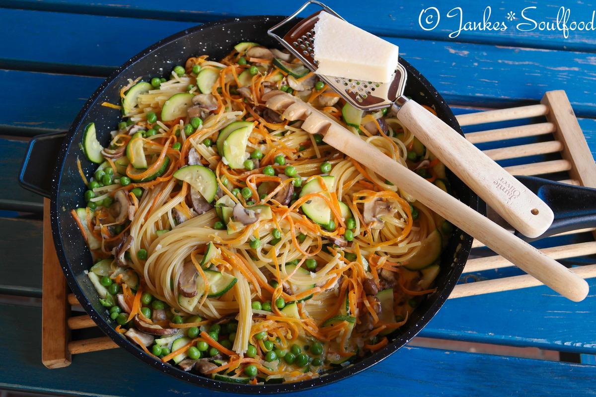 Rezeptbild: One Pot Pasta mit Sommergemüse 
