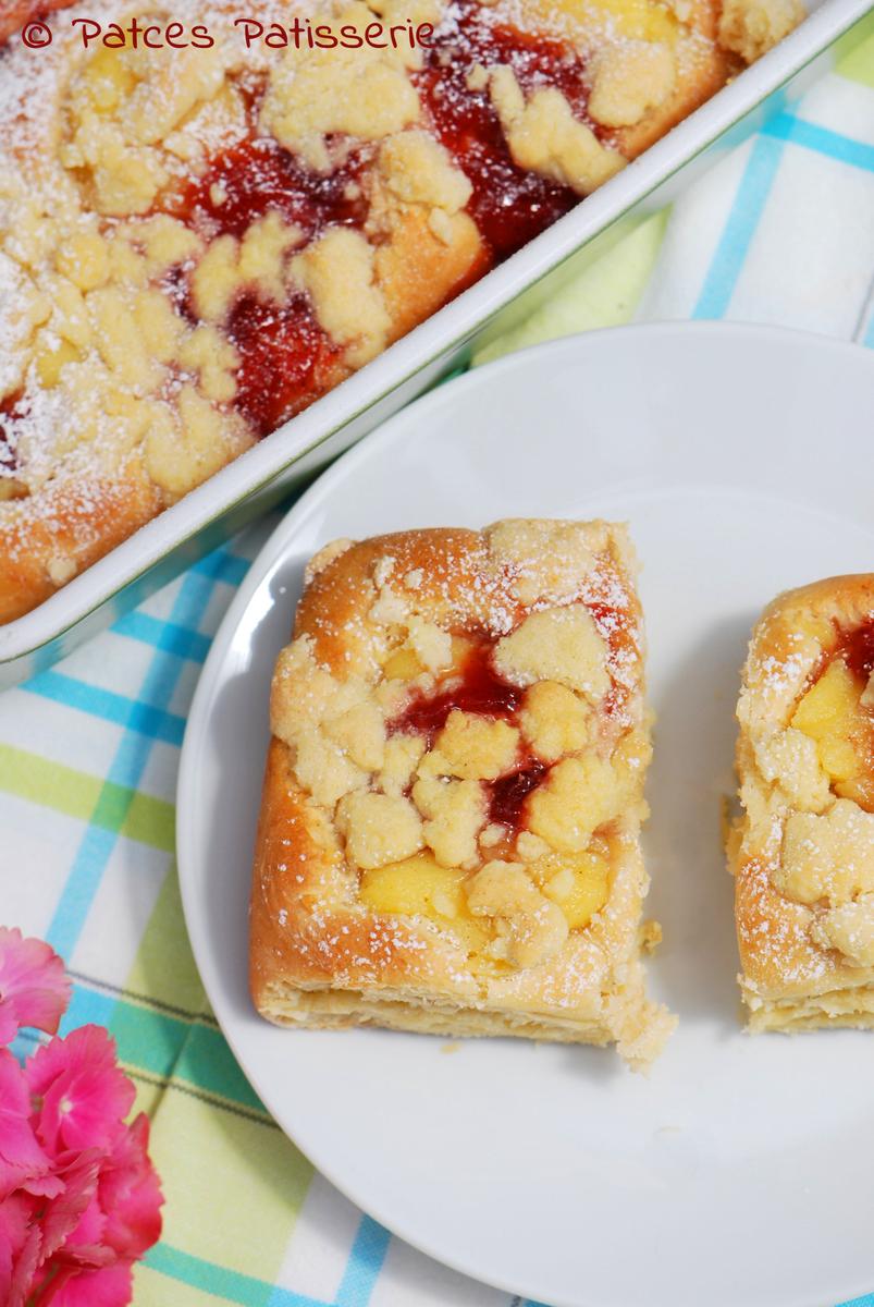Rezeptbild: Puddingbuchteln mit Erdbeerkonfitüre und Streuseln