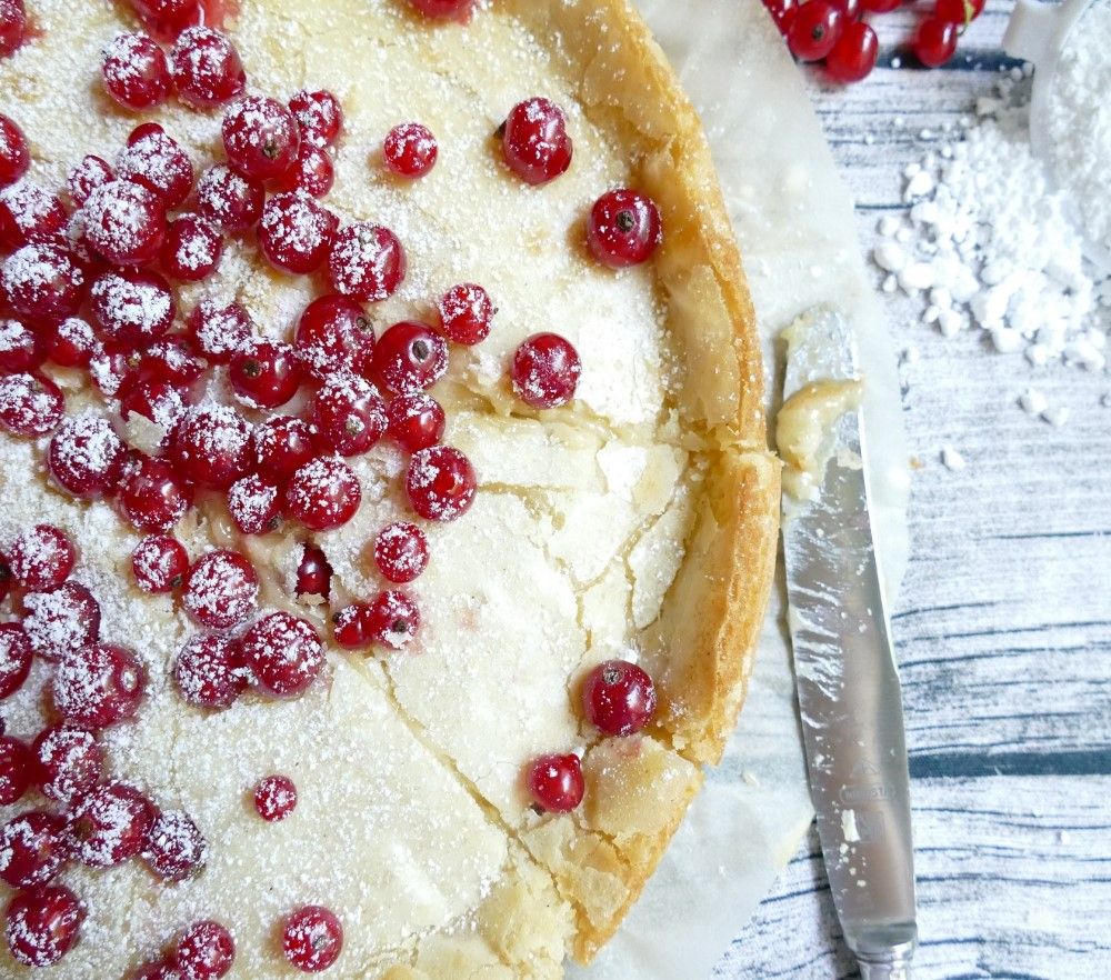 Rezeptbild: Kladdkaka mit weißer Schokolade und Johannisbeeren