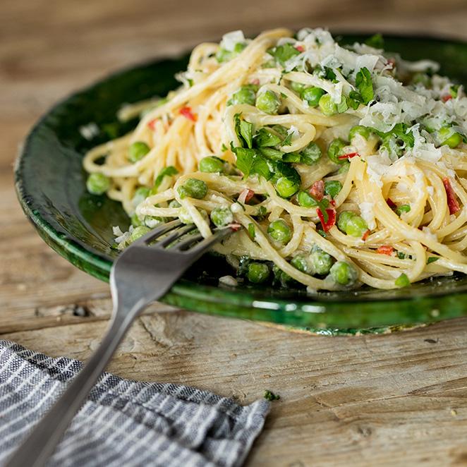 Rezeptbild: Cremige Spaghetti mit Chili, Erbsen und Zitrone
