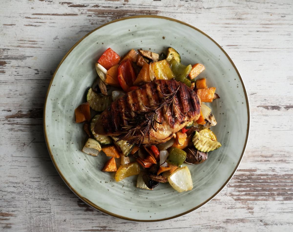 Rezeptbild: Saftige Hühnerbrust mit Gemüse