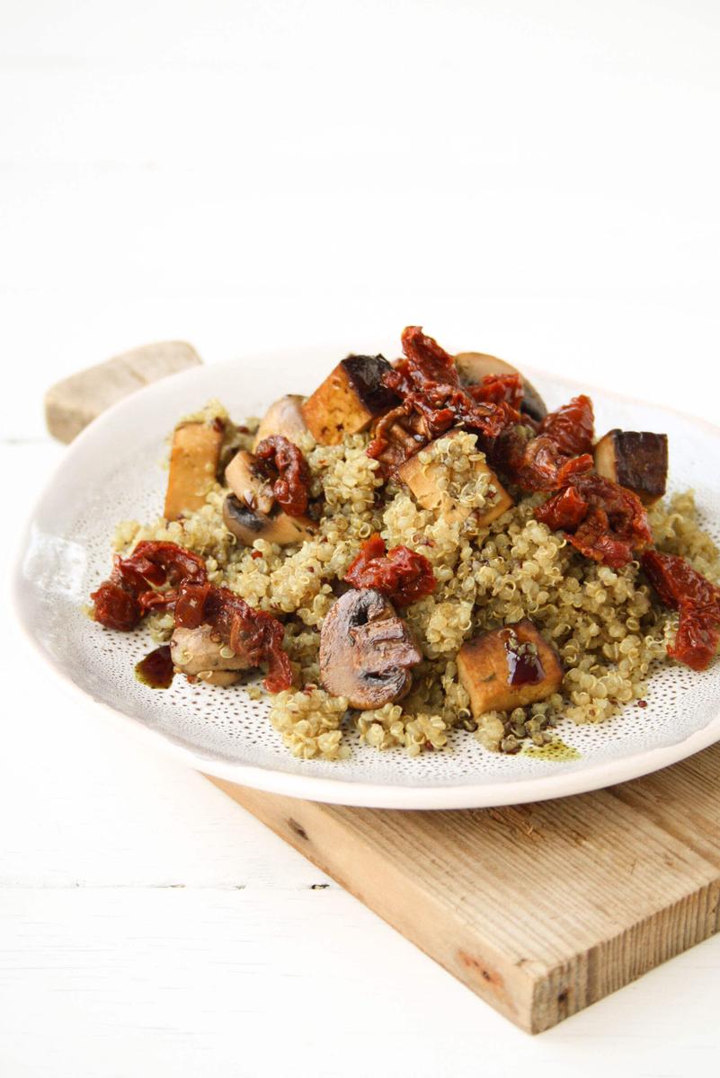 Rezeptbild: Gebratener Quinoa mit Pilzen, Räuchertofu, Kürbiskernöl & getrockneten Tomaten