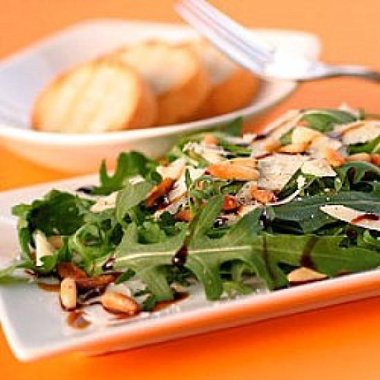 Rezeptbild: Rucola-Salat mit Pinienkernen