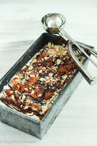 Rezeptbild: Erdnuss-Karamell-Eis mit Schokolade (ohne Ei)