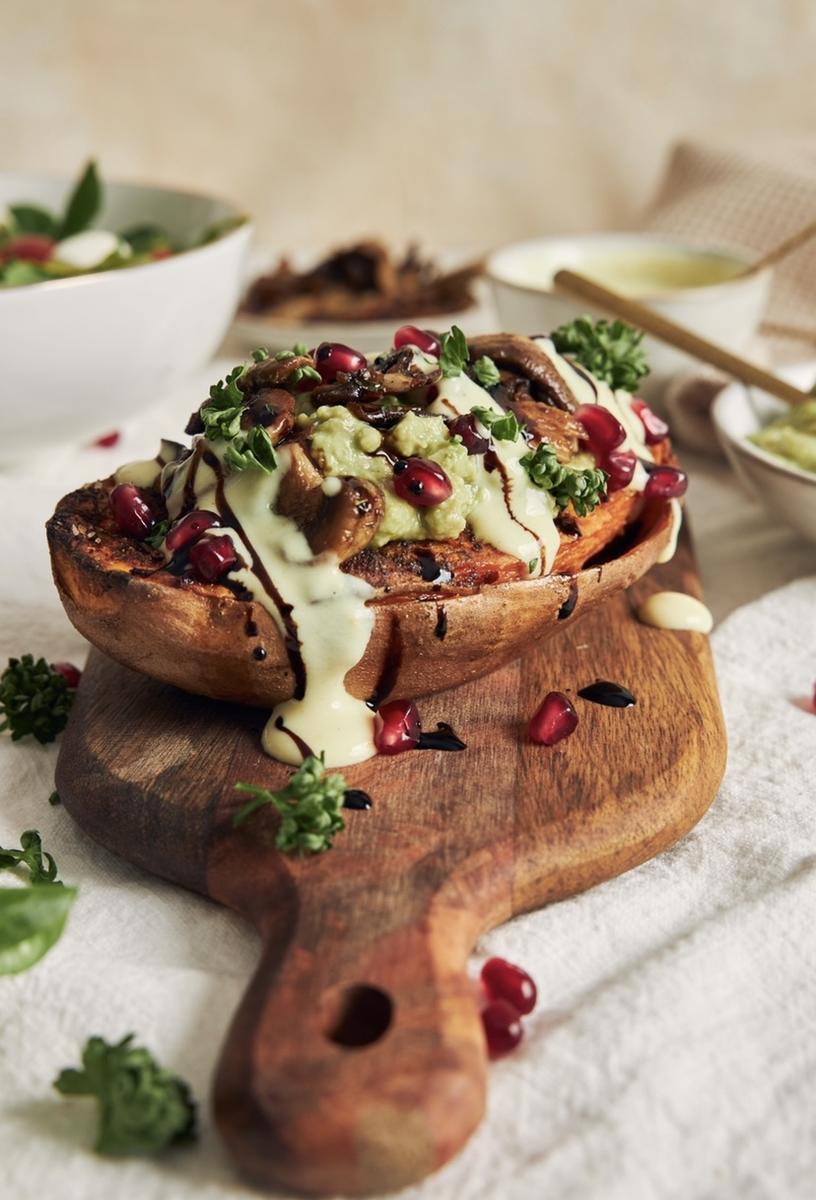 Rezeptbild: Gebackene Süßkartoffel mit Avocadocreme und Champignons