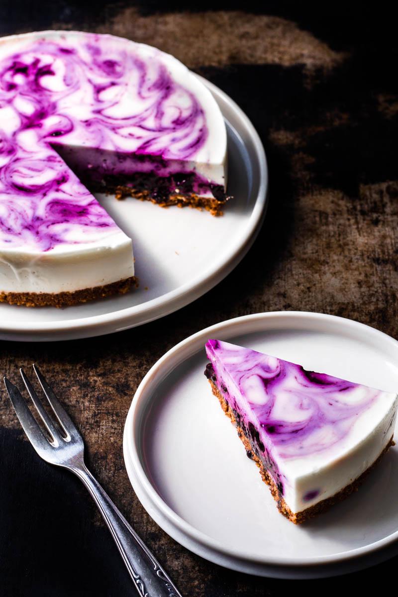 Rezeptbild: No-Bake Cheesecake mit Blaubeer-Swirls