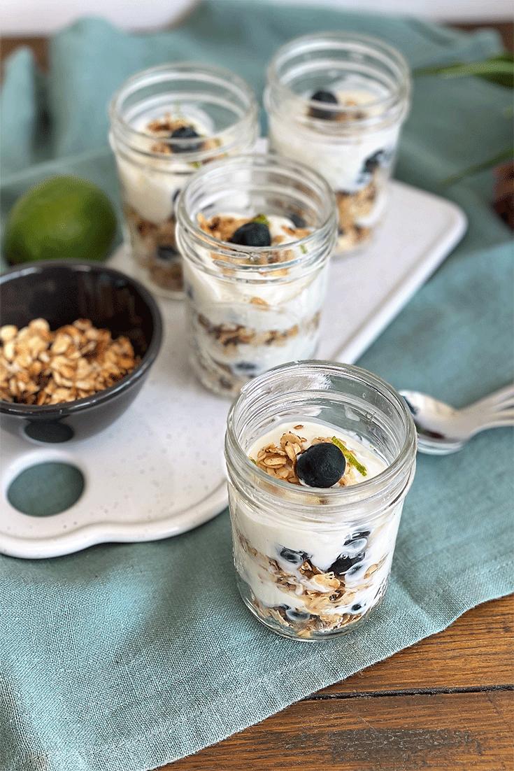 Rezeptbild: Blaubeer-Skyr-Dessert mit gerösteten Haferflocken