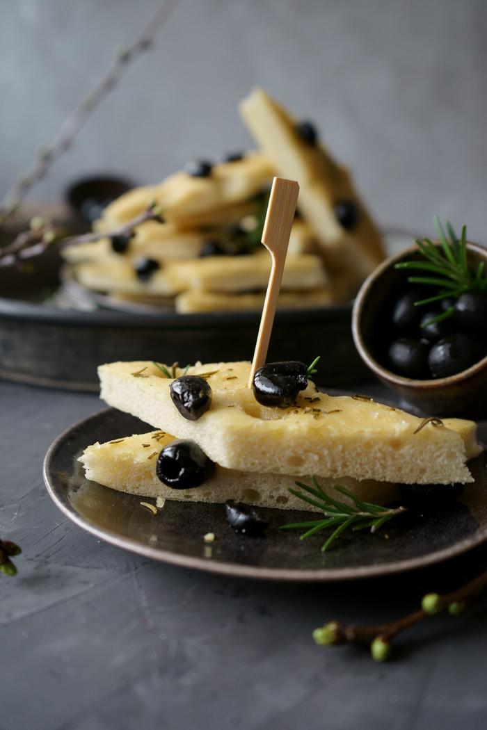 Rezeptbild: Oliven Focaccia mit Rosmarin
