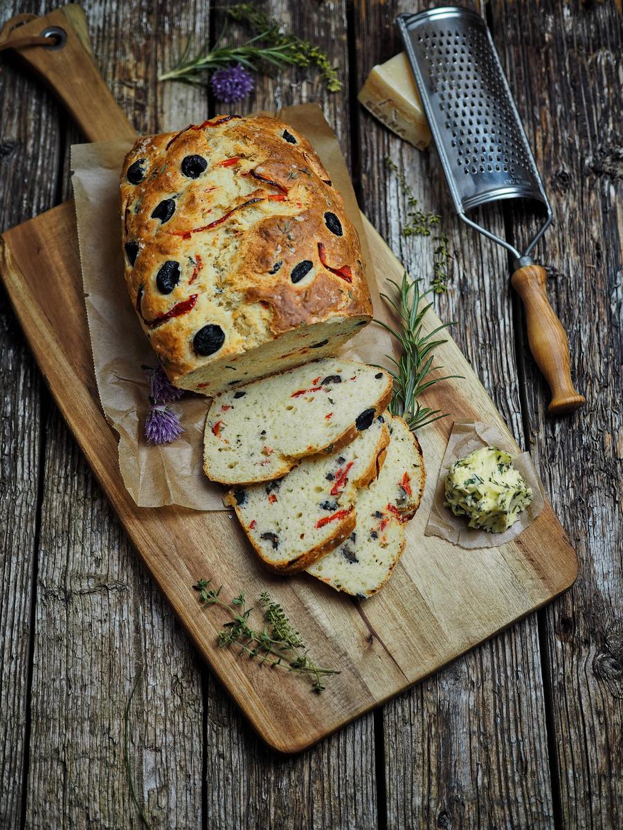 Rezeptbild: Mediterranes Oliven-Parmesan-Brot für gesellige Grillabende & Partyeinladungen