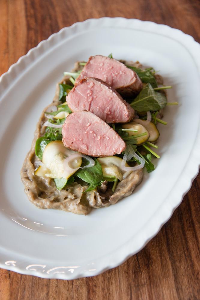 Rezeptbild: Geröstetes Auberginen Püree mit Spinat-Kräuter-Salat und Schweinelende