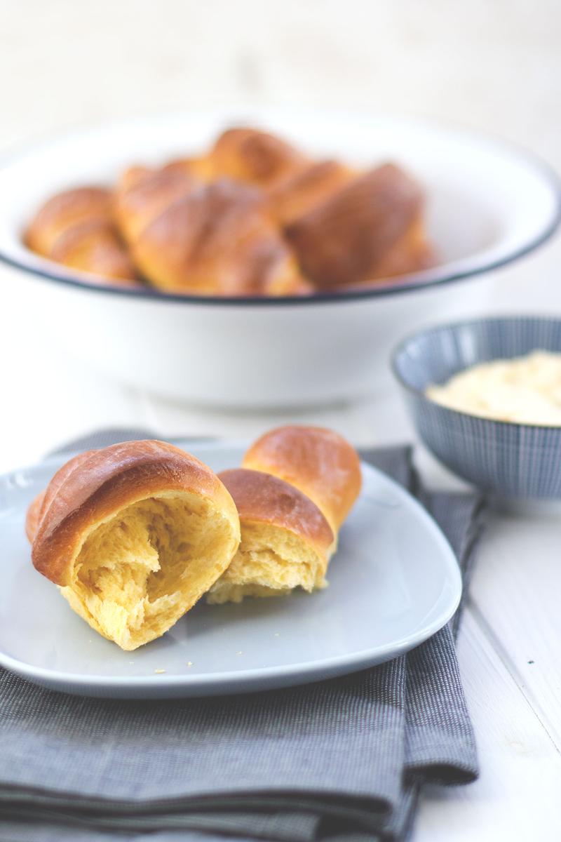 Rezeptbild: Süßkartoffel-Hörnchen mit Ahornsirup-Butter