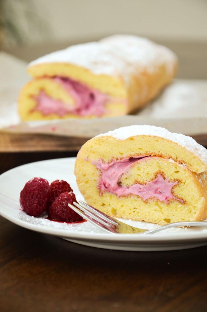 Rezeptbild: Himbeer-Biskuitroulade