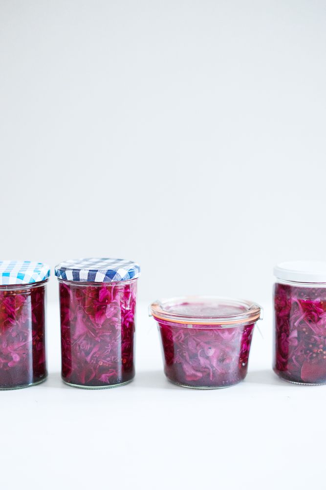 Rezeptbild: Eingelegter Rotkohl mit Zwiebel, Koriandersamen, Schwarzkümmel und Pfefferbeeren