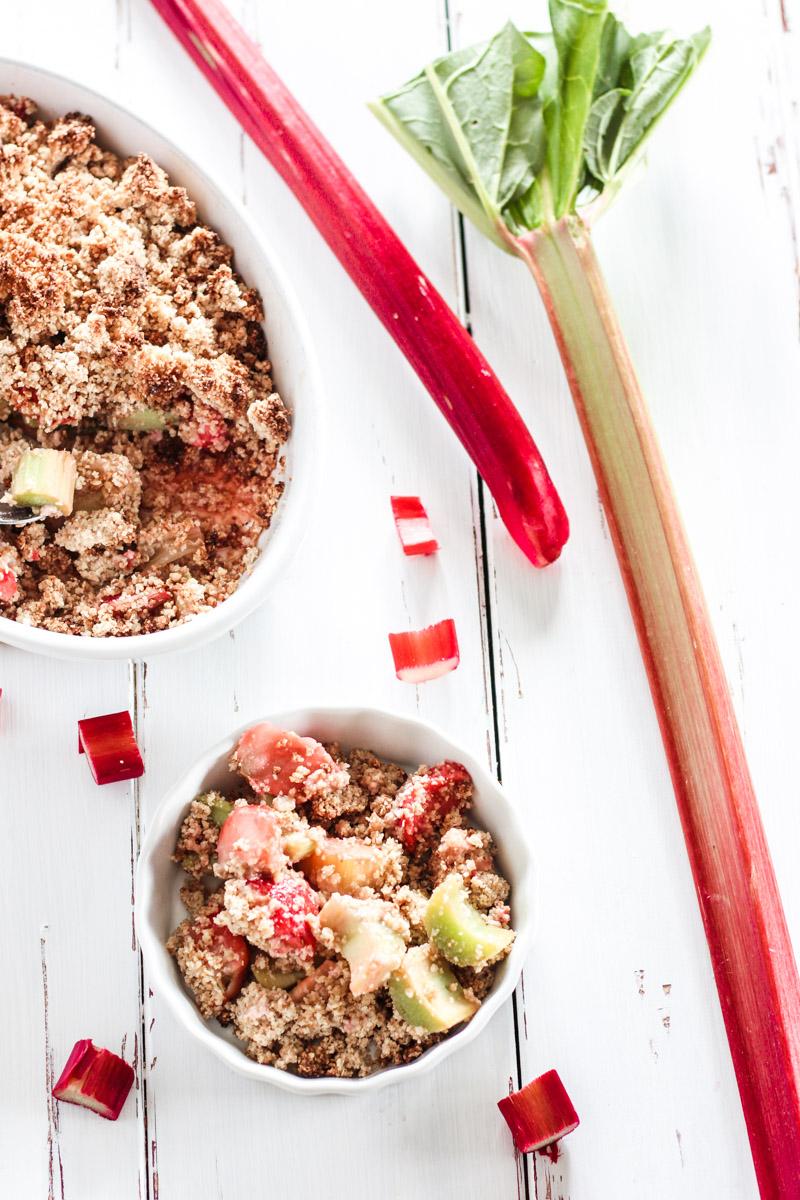 Rezeptbild: Veganes Rhabarber Crumble mit Erdbeeren