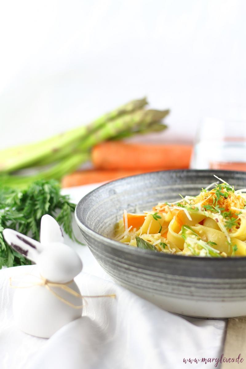 Rezeptbild: One-Pot-Karotten-Pasta mit grünem Spargel & Haselnüssen