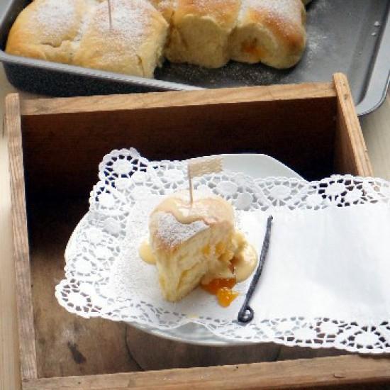 Rezeptbild: Marillenbuchteln mit hausgemachter Vanillesoße
