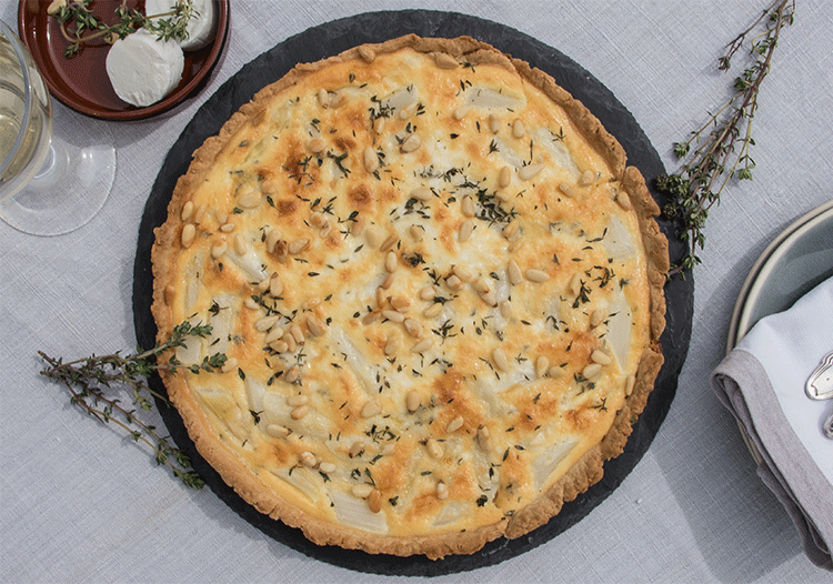 Rezeptbild: Spargeltarte mit Ziegenkäse und Pinienkernen