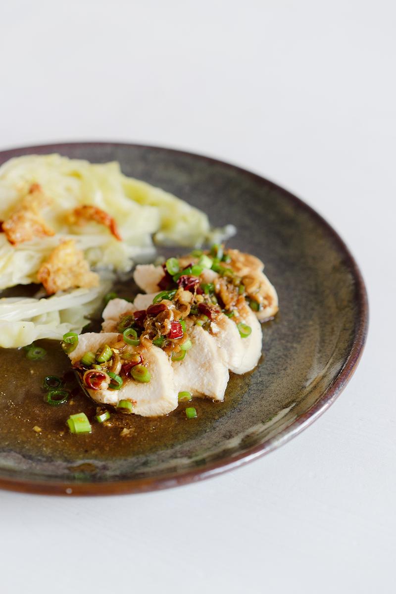 Rezeptbild: Japanische pochierte Hähnchenbrust mit Spitzkohl und würziger Sauce