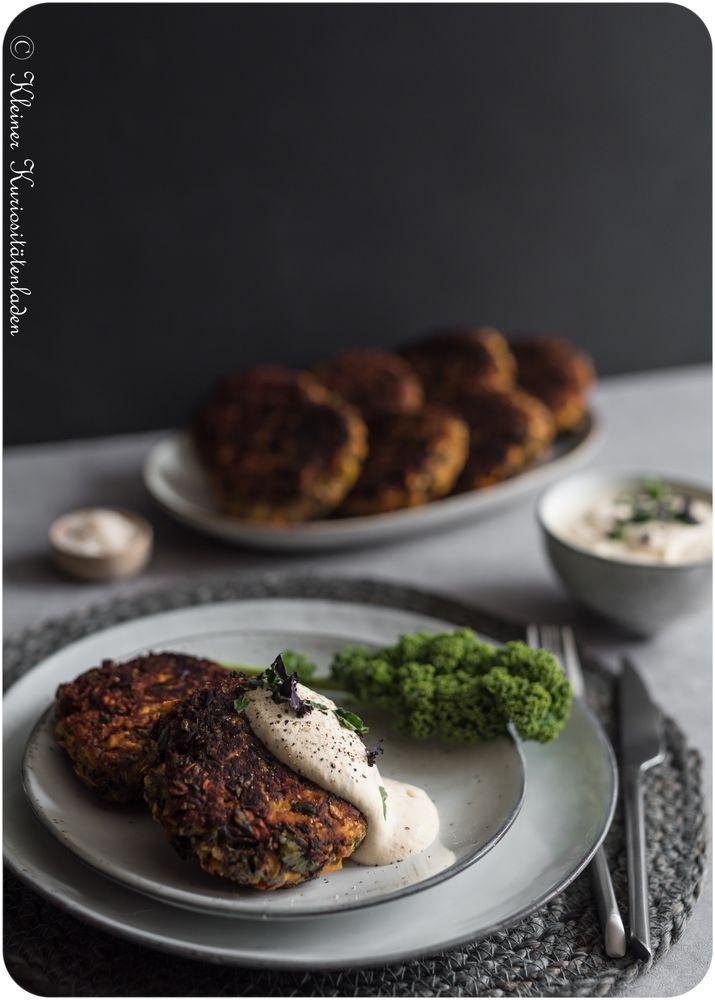 Rezeptbild: Süßkartoffel-Grünkohl-Bratlinge mit Joghurtdip