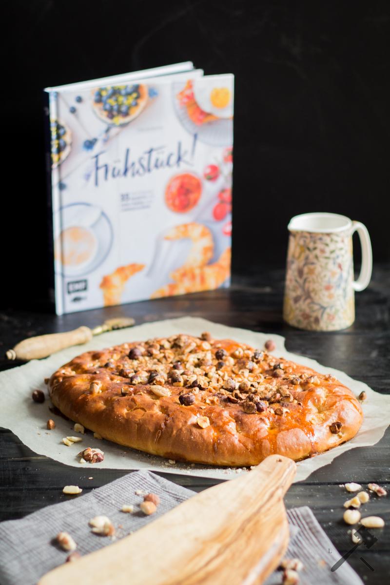 Rezeptbild: Süßes Focaccia mit Nüssen