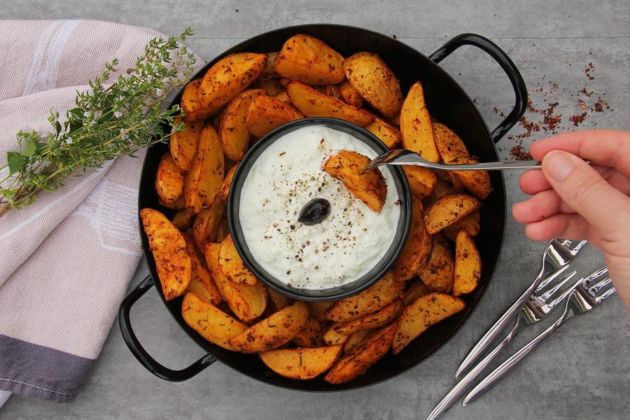 Rezeptbild: Kartoffelspalten mit Tzatziki
