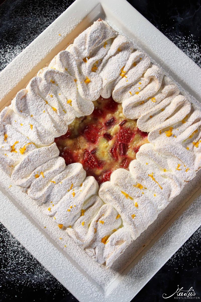 Rezeptbild: Rhabarber-Erdbeer Flan Tarte mit Orangenbaiser