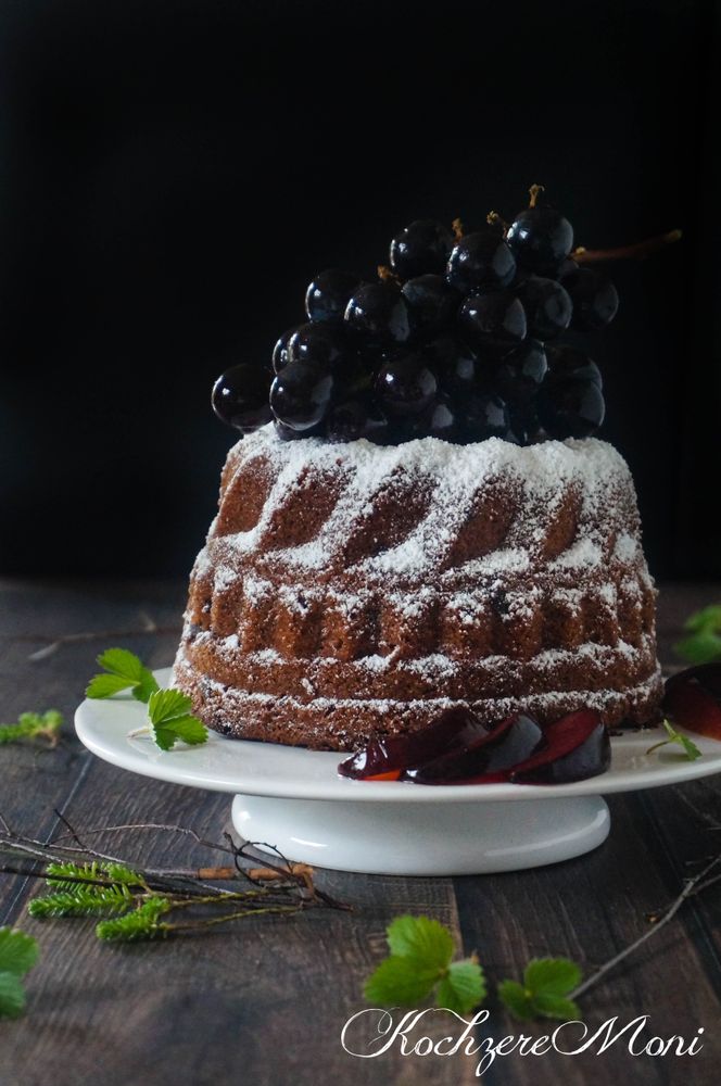 Rezeptbild: Schokoladen Rotwein Gugelhupf mit Sirup-Trauben