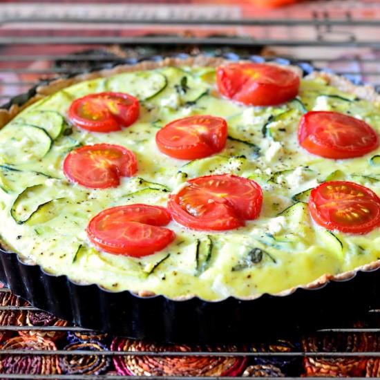 Rezeptbild: Quiche mit Zucchini, Tomaten, Lauchzwiebeln und Feta
